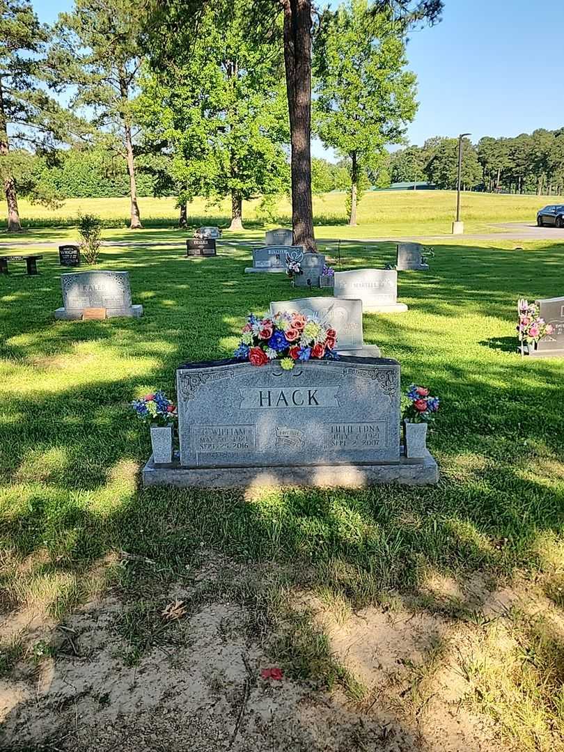 Chester William Hack's grave. Photo 2